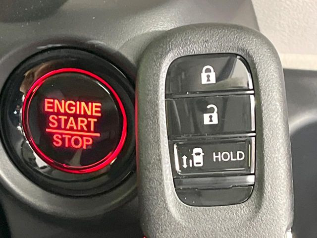 �yHonda�X�}�[�g�L�[�z�J�o����|�P�b�g�ɓ��ꂽ�܂܂ł��h�A�̎{���E�������\�ȃX�}�[�g�L�[�𑕔��B�G���W���̃I���E�I�t�����J�M�����o���K�v����������Ƃ��Ă��֗��ł���