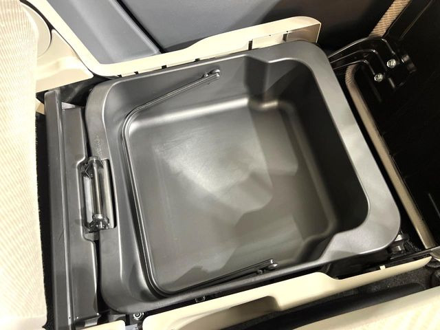 【シートアンダーボックス】シートの下に大容量の収納スペースが備わっており、靴や洗車グッズなど、外から見られたくないものをすっきり収納できて便利!