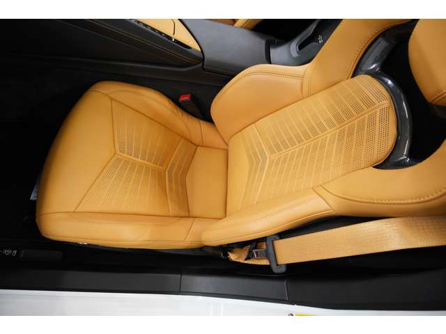 6.2L V8���R�z�C�G���W���̍����ȉ����Ɣ��͂���T�E���h���y���߂����A�~�b�h�V�b�v���C�A�E�g�ɂ�鍂�����񐫔\�����͂ł��B