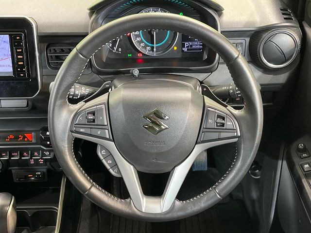 �C���e���A�ɍ��킹���f�U�C���̃X�e�A�����O�́A�^�]�������̂��Ƃ��l���A�^�]���₷���`��A�傫���ł��B�����x�A���ۂɐG���Ă��m���߂��������B