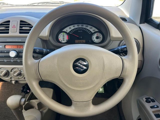 �C���e���A�ɍ��킹���f�U�C���̃X�e�A�����O�́A�^�]�������̂��Ƃ��l���A�^�]���₷���`��A�傫���ł��B�����x�A���ۂɐG���Ă��m���߂��������B