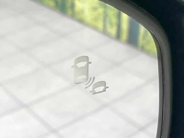 【ブラインドスポットインフォメーション】走行中、ドアミラーの死角になりやすい箇所に後続車が接近するとサイドミラー付近に警告を表示、ドライバーに注意喚起をしてくれます。