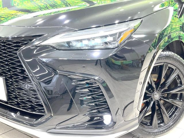 【三眼LEDヘッドライト】スタイリッシュな見た目の三眼LEDヘッドライトを装備♪スタイルだけでなく、夜間の走行も視界良好で安心してお乗りいただけます。