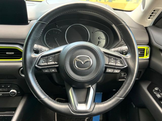 �C���e���A�ɍ��킹���f�U�C���̃X�e�A�����O�́A�^�]�������̂��Ƃ��l���A�^�]���₷���`��A�傫���ł��B�����x�A���ۂɐG���Ă��m���߂��������B