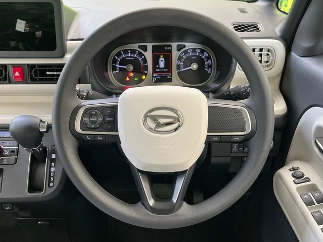 �C���e���A�ɍ��킹���f�U�C���̃X�e�A�����O�́A�^�]�������̂��Ƃ��l���A�^�]���₷���`��A�傫���ł��B�����x�A���ۂɐG���Ă��m���߂��������B
