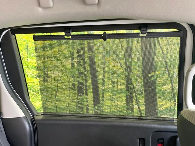 【ロールシェード】日差しや車外からの光が眩しいときにサッと引き出して使える、ロール格納タイプのサンシェードを装備。後席に乗ったお子様がウトウトしだした時など、ぜひご活用ください♪