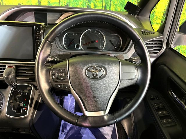 �C���e���A�ɍ��킹���f�U�C���̃X�e�A�����O�́A�^�]�������̂��Ƃ��l���A�^�]���₷���`��A�傫���ł��B�����x�A���ۂɐG���Ă��m���߂��������B
