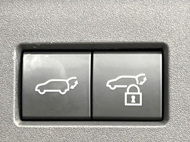 【ハンズフリーパワーバックドア】リアバンパー下部に足先を出し入れするだけでバックドアが自動で開閉♪両手が荷物でふさがっている時でもラクラク開閉操作が行えます!