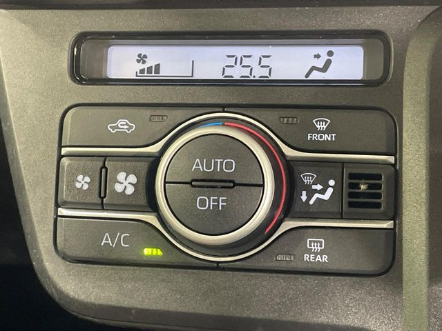 【オートエアコン】一度お好みの温度に設定すれば、車内の温度を検知し風量や温度を自動で調整。暑い&hellip;寒い&hellip;と何度もスイッチ操作をする必要はありません。快適な車内空間には必須の機能ですね♪
