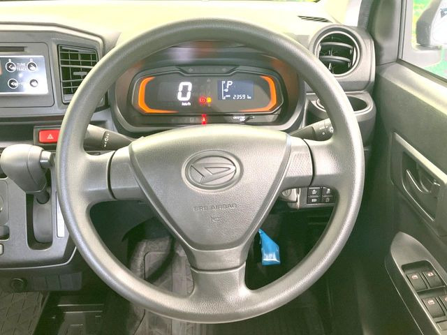 �C���e���A�ɍ��킹���f�U�C���̃X�e�A�����O�́A�^�]�������̂��Ƃ��l���A�^�]���₷���`��A�傫���ł��B�����x�A���ۂɐG���Ă��m���߂��������B
