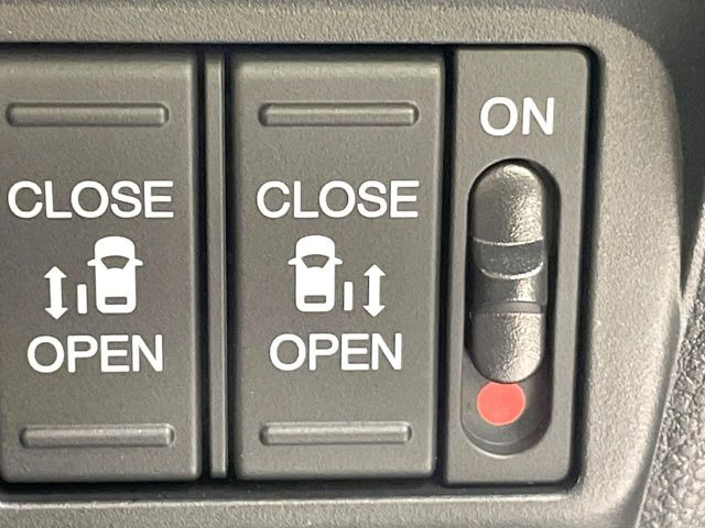 【両側パワースライドドア】スマートキーや運転席のスイッチで後席両側スライドドアの開閉が可能♪電動だから力を入れてドアを開ける必要が無く、小さなお子様でも簡単に開け閉めでき快適です♪