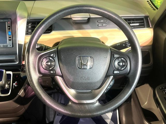 インテリアに合わせたデザインのステアリングは、運転される方のことも考え、運転しやすい形状、大きさです。是非一度、実際に触ってお確かめください。