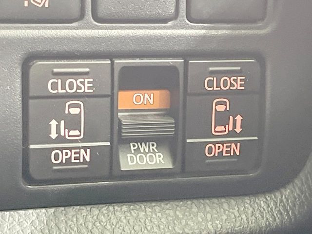 【両側パワースライドドア】スマートキーや運転席のスイッチで後席両側スライドドアの開閉が可能♪電動だから力を入れてドアを開ける必要が無く、小さなお子様でも簡単に開け閉めでき快適です♪