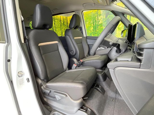 運転席まわりには十分なスペースがあり、大柄な方でもゆったり運転していただける環境です。
