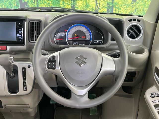 �C���e���A�ɍ��킹���f�U�C���̃X�e�A�����O�́A�^�]�������̂��Ƃ��l���A�^�]���₷���`��A�傫���ł��B�����x�A���ۂɐG���Ă��m���߂��������B