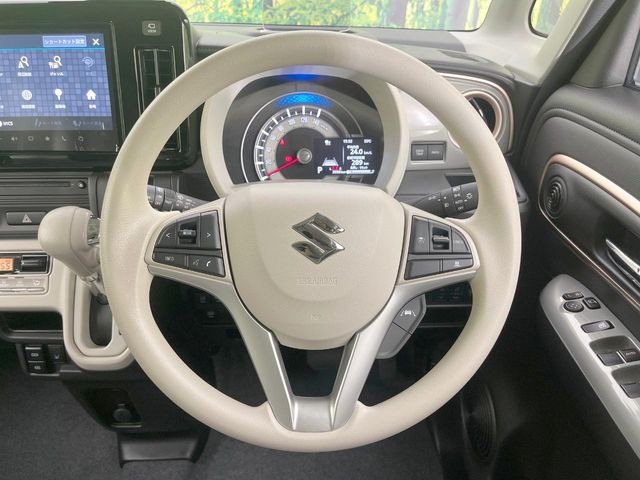 �C���e���A�ɍ��킹���f�U�C���̃X�e�A�����O�́A�^�]�������̂��Ƃ��l���A�^�]���₷���`��A�傫���ł��B�����x�A���ۂɐG���Ă��m���߂��������B