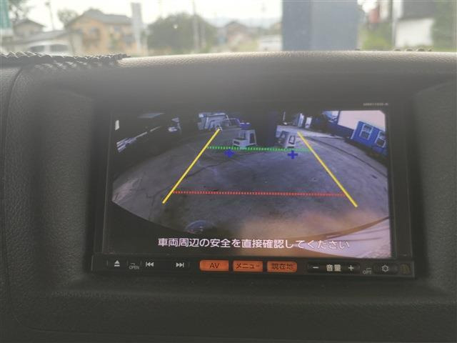 ナビ画面に表示されたバックカメラによる後方映像表示のカットです。ガイド線付きの後方視界の視認状態や、画面の映り具合を画像より詳細にコンディションをご確認ください。