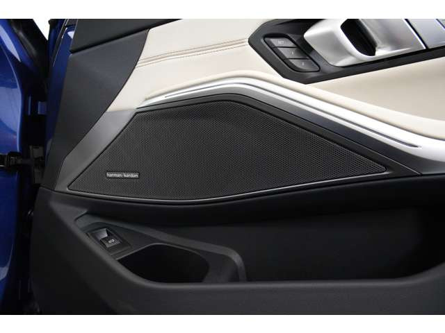 harman/kardon�T���E���h�T�E���h�V�X�e��(464W�E16�X�s�[�J�[�E9ch�T���E���h)�𑕔��B�Տꊴ�̂��鉹�����ԓ��Ŋy���߂܂��B