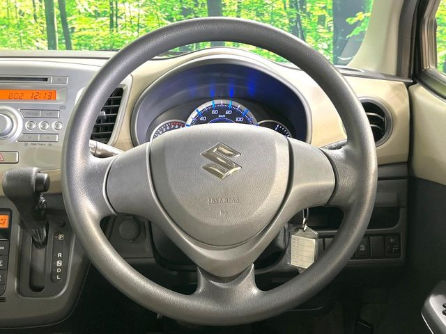 インテリアに合わせたデザインのステアリングは、運転される方のことも考え、運転しやすい形状、大きさです。是非一度、実際に触ってお確かめください。