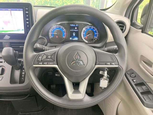 �C���e���A�ɍ��킹���f�U�C���̃X�e�A�����O�́A�^�]�������̂��Ƃ��l���A�^�]���₷���`��A�傫���ł��B�����x�A���ۂɐG���Ă��m���߂��������B