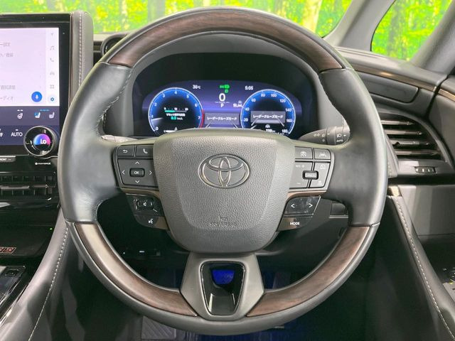 �C���e���A�ɍ��킹���f�U�C���̃X�e�A�����O�́A�^�]�������̂��Ƃ��l���A�^�]���₷���`��A�傫���ł��B�����x�A���ۂɐG���Ă��m���߂��������B
