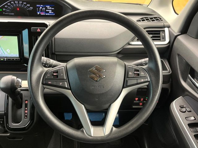 �C���e���A�ɍ��킹���f�U�C���̃X�e�A�����O�́A�^�]�������̂��Ƃ��l���A�^�]���₷���`��A�傫���ł��B�����x�A���ۂɐG���Ă��m���߂��������B