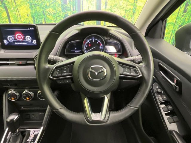 �C���e���A�ɍ��킹���f�U�C���̃X�e�A�����O�́A�^�]�������̂��Ƃ��l���A�^�]���₷���`��A�傫���ł��B�����x�A���ۂɐG���Ă��m���߂��������B