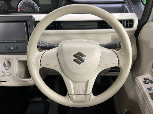 �C���e���A�ɍ��킹���f�U�C���̃X�e�A�����O�́A�^�]�������̂��Ƃ��l���A�^�]���₷���`��A�傫���ł��B�����x�A���ۂɐG���Ă��m���߂��������B