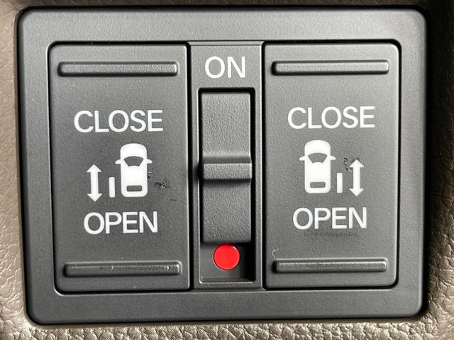 【両側パワースライドドア】スマートキーや運転席のスイッチで後席両側スライドドアの開閉が可能♪電動だから力を入れてドアを開ける必要が無く、小さなお子様でも簡単に開け閉めでき快適です♪