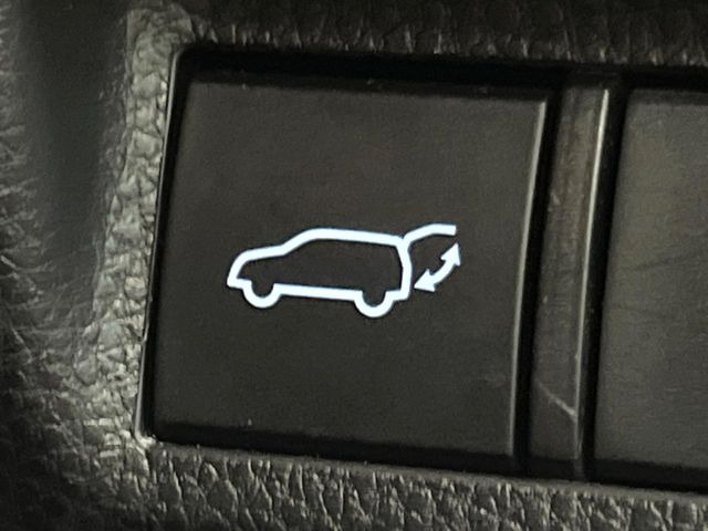 【パワーバックドア】スマートキーや運転席のボタンを押すだけでリアゲートが自動で開閉します!荷物を持っている時や、高い位置にあるバックドアを閉める際に便利な機能です♪