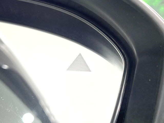 【後方車輛検知】走行中、ドアミラーの死角になりやすい箇所に後続車が接近するとサイドミラー付近に警告を表示、ドライバーに注意喚起をしてくれます。