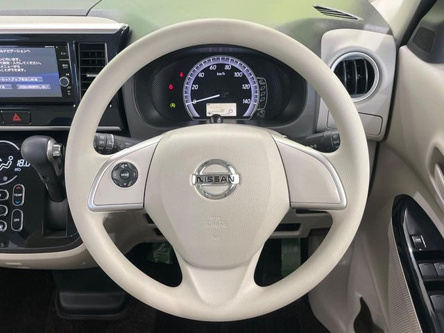 �C���e���A�ɍ��킹���f�U�C���̃X�e�A�����O�́A�^�]�������̂��Ƃ��l���A�^�]���₷���`��A�傫���ł��B�����x�A���ۂɐG���Ă��m���߂��������B