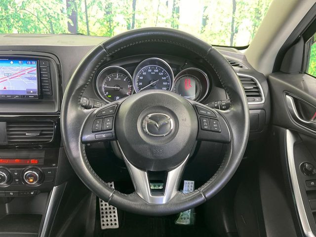 �C���e���A�ɍ��킹���f�U�C���̃X�e�A�����O�́A�^�]�������̂��Ƃ��l���A�^�]���₷���`��A�傫���ł��B�����x�A���ۂɐG���Ă��m���߂��������B