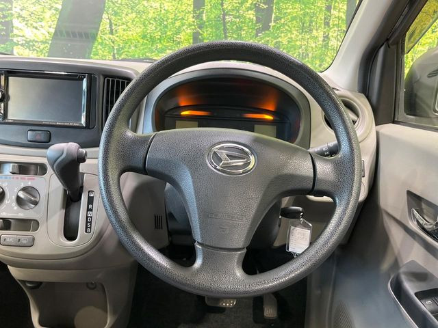 インテリアに合わせたデザインのステアリングは、運転される方のことも考え、運転しやすい形状、大きさです。是非一度、実際に触ってお確かめください。