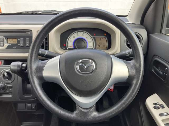 �C���e���A�ɍ��킹���f�U�C���̃X�e�A�����O�́A����₷���^�]���₷���`��A�傫���ł��B�����x�A���ۂɐG���Ă��m���߂���������
