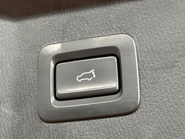【パワーバックドア】スマートキーや運転席のボタンを押すだけでリアゲートが自動で開閉します!荷物を持っている時や、高い位置にあるバックドアを閉める際に便利な機能です♪