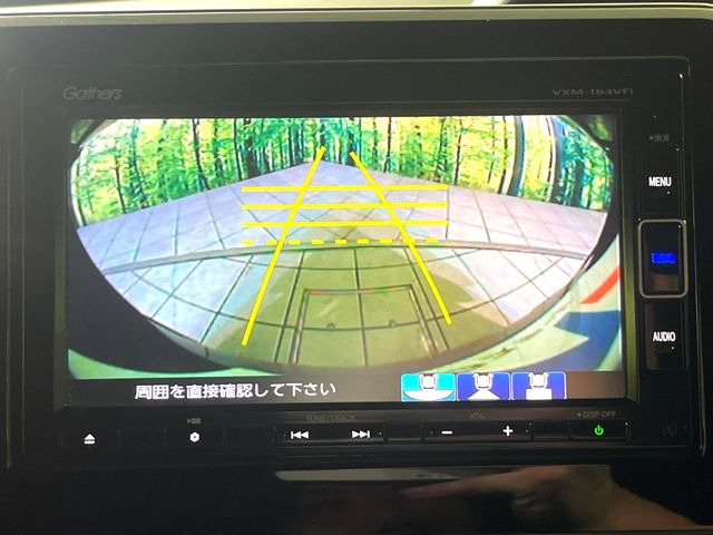 【バックカメラ】駐車時に後方がリアルタイム映像で確認できます。大型商業施設や立体駐車場での駐車時や、夜間のバック時に大活躍!運転スキルに関わらず、今や必須となった装備のひとつです!