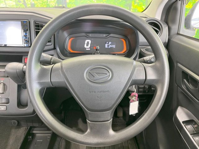 �C���e���A�ɍ��킹���f�U�C���̃X�e�A�����O�́A�^�]�������̂��Ƃ��l���A�^�]���₷���`��A�傫���ł��B�����x�A���ۂɐG���Ă��m���߂��������B