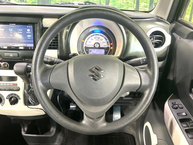 �C���e���A�ɍ��킹���f�U�C���̃X�e�A�����O�́A�^�]�������̂��Ƃ��l���A�^�]���₷���`��A�傫���ł��B�����x�A���ۂɐG���Ă��m���߂��������B