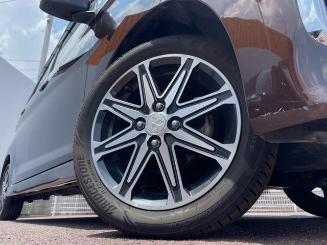 �y����15�C���`�A���~�z�C�[���z�O�ςɃ}�b�`���������A���~�z�C�[���𑕒����Ă���܂��B�e��ЊO�A���~�z�C�[����A�X�^�b�h���X�^�C�����戵�����Ă���܂��B���񂲑��k����������