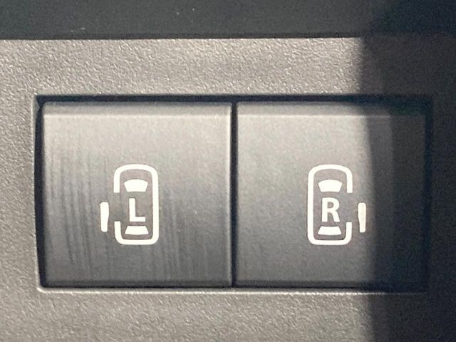 【両側パワースライドドア】スマートキーや運転席のスイッチで後席両側スライドドアの開閉が可能♪電動だから力を入れてドアを開ける必要が無く、小さなお子様でも簡単に開け閉めでき快適です♪