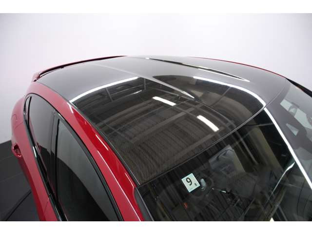 500�n�͂𔭊�����4.0L V8�c�C���^�[�{�𓋍ڂ��������\SUV�ł��B���i�g���̉��K���ƁA911����̑��s���\���������x���ŗ����������f���ł��B�V�ԕۏ؋y�юԌ����ߘa10�N9�����c���Ă���܂��B