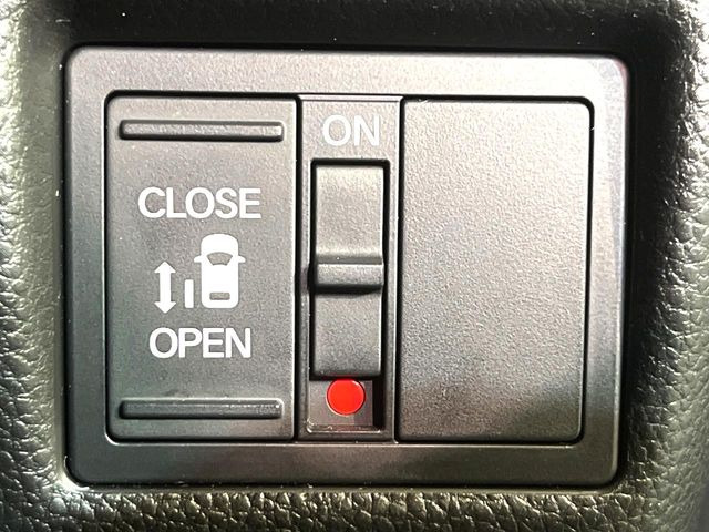 【パワースライドドア】スマートキーや運転席のスイッチでスライドドアの開閉が可能♪電動だから力を入れてドアを開ける必要が無く、小さいお子様でも、重い荷物を持っている時もラクに開け閉めできます♪