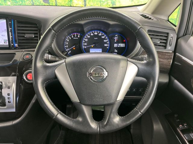 �C���e���A�ɍ��킹���f�U�C���̃X�e�A�����O�́A�^�]�������̂��Ƃ��l���A�^�]���₷���`��A�傫���ł��B�����x�A���ۂɐG���Ă��m���߂��������B