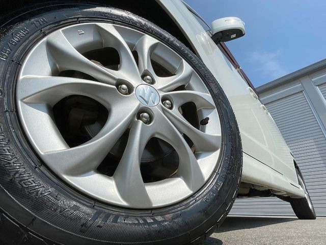 �y����15�C���`�A���~�z�C�[���z�O�ςɃ}�b�`���������A���~�z�C�[���𑕒����Ă���܂��B�e��ЊO�A���~�z�C�[����A�X�^�b�h���X�^�C�����戵�����Ă���܂��B���񂲑��k����������