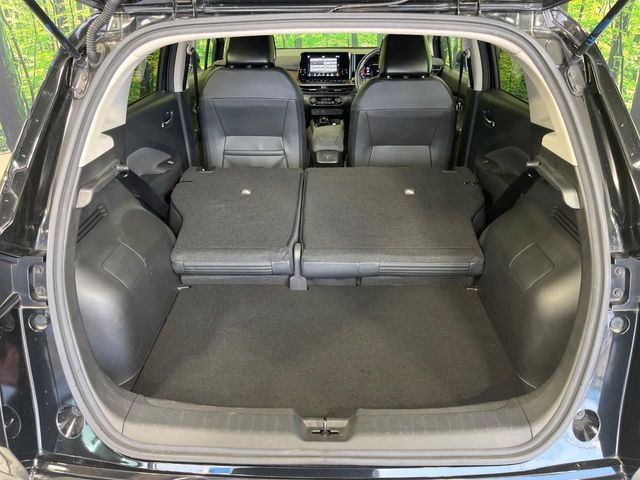 後席を格納すると、これだけの広さが!シーンに合わせたシートアレンジで、大きな荷物も積むことが出来ます♪