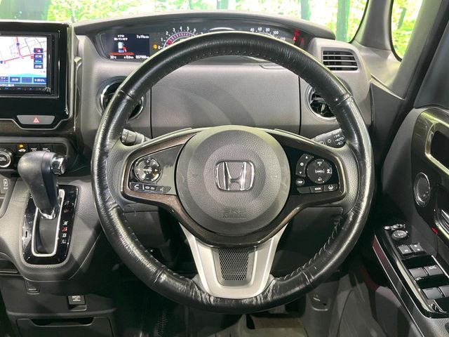 【ステアリングスイッチ】運転中、前方から目線をそらすことなく、オーディオ等の操作が可能な便利機能!安心&快適なドライブを演出してくれます♪