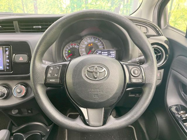 �C���e���A�ɍ��킹���f�U�C���̃X�e�A�����O�́A�^�]�������̂��Ƃ��l���A�^�]���₷���`��A�傫���ł��B�����x�A���ۂɐG���Ă��m���߂��������B