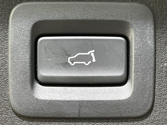 【パワーバックドア】スマートキーや運転席のボタンを押すだけでリアゲートが自動で開閉します!荷物を持っている時や、高い位置にあるバックドアを閉める際に便利な機能です♪