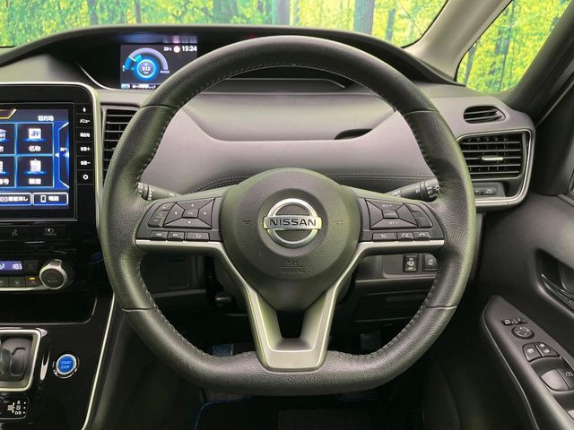 インテリアに合わせたデザインのステアリングは、運転される方のことも考え、運転しやすい形状、大きさです。是非一度、実際に触ってお確かめください。